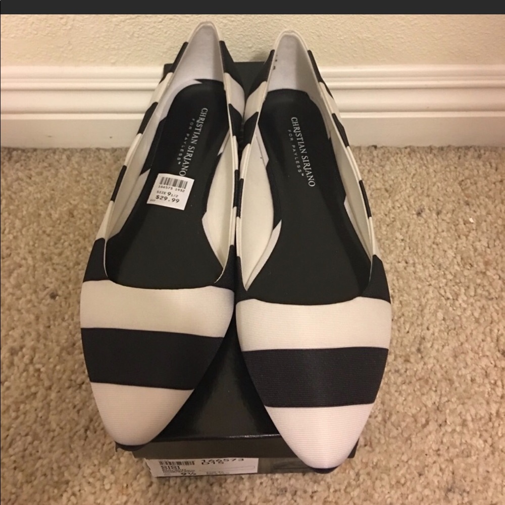 Black and white striped flats. Size 9.5🎀